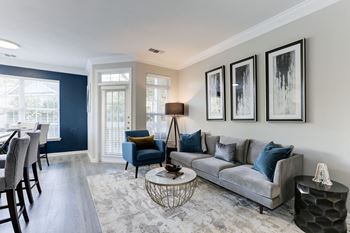 9 Foot ceilings and crown molding