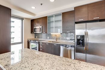 Modelhomes-refrigerator with ice maker