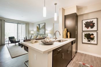 Well equipped eat-in kitchen