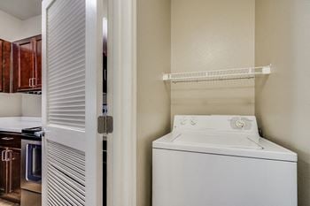 Modelhomes-full-size washer and dryer
