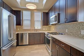 Los Angeles apartment for rent - Beautiful Tile Backsplash in Kitchen at Windsor Hancock Park, Los Angeles, California