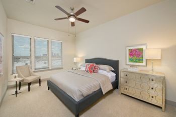 Modelhomes-large bedroom with plush carpeting