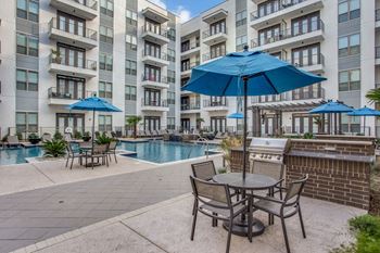Amenities-poolside grill