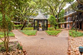 Houston apartment for rent - New Orleans Style Courtyard Garden at Allen House Apartments, Texas, 77019