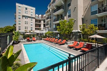 Amenities-poolside sundeck