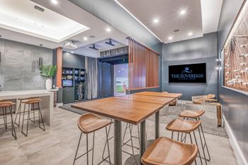 Lone star suite with virtual golf simulator