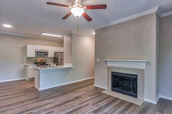 9 Foot ceilings and crown molding