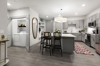 Well equipped eat-in kitchen