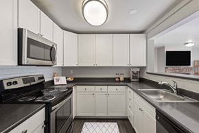 Kirkland apartment for rent - Kitchen at Windsor Juanita Bay in Kirkland, 98034