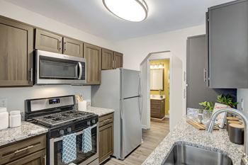 Kitchen with granite countertops at windsor kingstowne in alexandria va