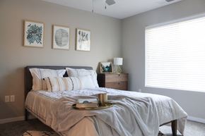 Norfolk apartment for rent - Victory Village Bedroom Art Tray Blanket