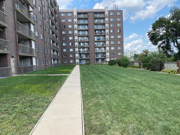 Des Moines apartment for rent - a grass lawn in front of an apartment building