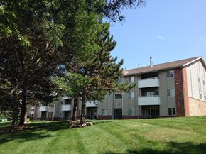 Omaha apartment for rent - Side view of an apartment building in the Muirfield Apartments complex.
