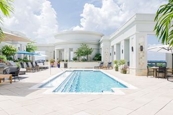 Rooftop saltwater pool & sundeck