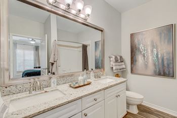Double sinks in primary bath