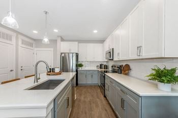Two-tone color cabinetry