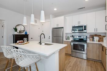 Spacious kitchen islands with quartz counterops