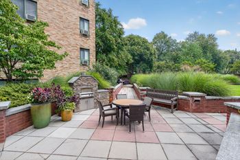 Beautifully landscaped courtyard with propane and charcoal grills and pizza oven
