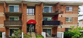 Se Washington apartment for rent - a building with a red awning in front of it