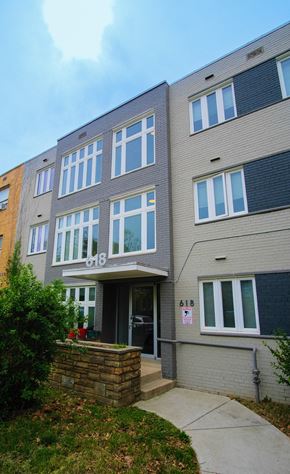 Washington apartment for rent - a picture of the front of the building