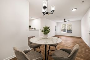 Beaufort apartment for rent - A dining room with a round table and chairs.