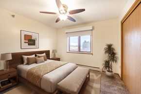 Urbandale apartment for rent - A bedroom with a large bed and a ceiling fan.