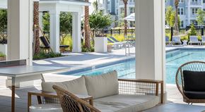 Clearwater apartment for rent - Covered seating by the pool