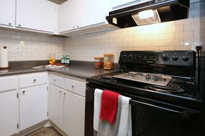 Roswell apartment for rent - Black Appliances at 555 Mansell, Georgia