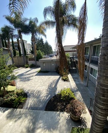 Santa Clara apartment for rent - a courtyard with palm trees and a hot tub
