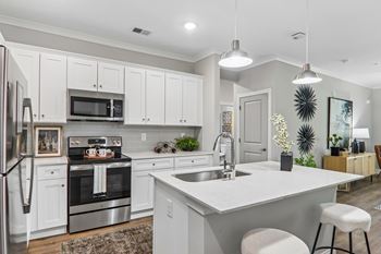 Gourmet kitchen with tile backsplash