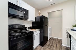 Chattanooga apartment for rent - Black Appliances with White Cabinetry at Signal Mountain in Chattanooga, TN 37405
