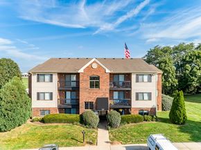 Georgetown apartment for rent - A large apartment building with a balcony on the second floor.
