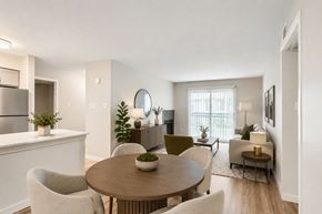Irving townhouse for rent - A modern dining room with a round table and chairs.
