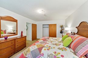Reading apartment for rent - a bedroom with a bed and a dresser