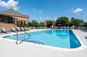 Louisville apartment for rent - A swimming pool with sun loungers.