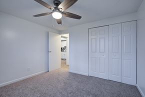 Hilliard apartment for rent - A room with a ceiling fan and carpeted floor.