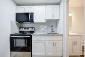 Hilliard apartment for rent - A kitchen with black and white appliances and cabinets.