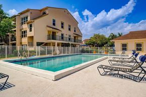 Boca Raton apartment for rent - the swimming pool at our apartments