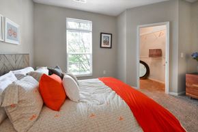 Columbus townhouse for rent - A bedroom with a bed covered in a white and orange comforter.