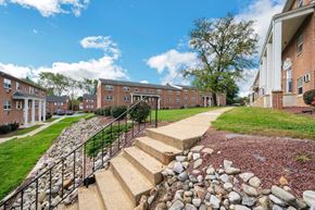 Carlisle apartment for rent - the preserve at ballantyne commons apartments exterior stairs and grass