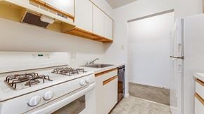 Reading apartment for rent - a kitchen with a stove and a sink  and a refrigerator