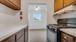 Reading apartment for rent - a kitchen with a stove and a ceiling fan