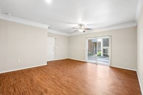Lancaster townhouse for rent - A room with wooden flooring and a ceiling fan.