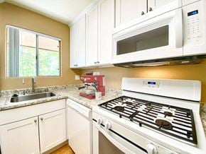 Fremont apartment for rent - Electric Range In Kitchen at Carrington Apartments, Fremont, 94538