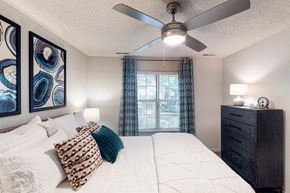 Birmingham apartment for rent - Large Bedroom at Inverness Cliffs, Birmingham