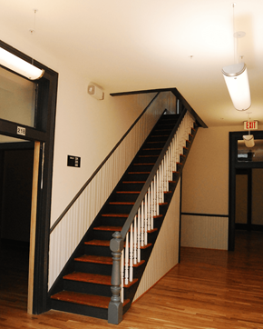 Suffolk apartment for rent - A staircase with a black railing and wooden steps.