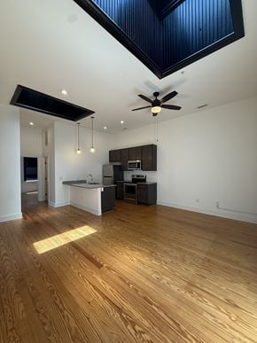 Richmond apartment for rent - A room with wooden floors and a ceiling fan.
