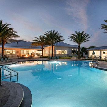 Resort pool w/ sun ledge