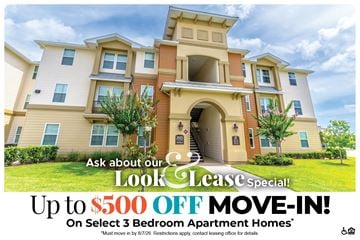 Port St. Lucie apartment for rent - A large, multi-story apartment building with a sign offering a $500 off move-in deal.