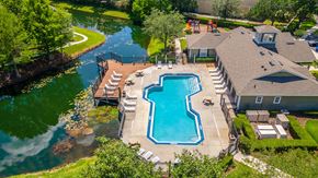 Orlando apartment for rent - aerial view of a swimming pool